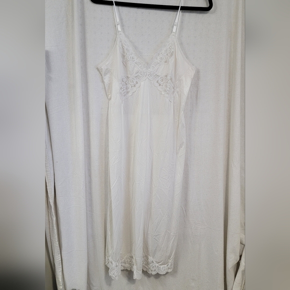 Vintage White slip with lace accents long with adjustable spaghetti straps - Picture 1 of 8
